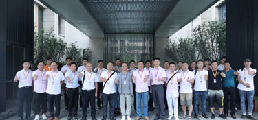 『工地』杭州電視臺(tái)特約驗(yàn)房專家大梁師傅與銘品裝飾巡查組一起，巡檢“明熙府”小區(qū)在建工地