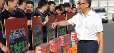 銘品裝飾集團(tuán)送清涼活動(dòng)，向所有為“品質(zhì)工程”奮斗在高溫一線的工人師傅致敬！