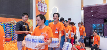 銘品裝飾舉行『產(chǎn)業(yè)工班月度會議』，為最美產(chǎn)業(yè)工人頒獎典禮，送上清涼飲品