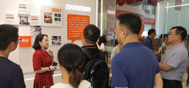 杭州千島湖商會(huì)建筑裝飾協(xié)會(huì)分會(huì)會(huì)長(zhǎng)何金娟、秘書(shū)長(zhǎng)程忠華一行蒞臨銘品裝飾參觀交流