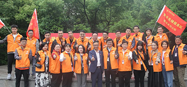 紅色五月 紅色銘品 | 銘品裝飾黨員先鋒隊(duì)深入基層參與防疫服務(wù)工作，得到了閘弄口街道政府及群眾的一致好評(píng)！