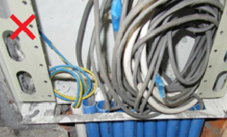 弱電箱穿管無(wú)護(hù)口、箱內(nèi)接線凌亂