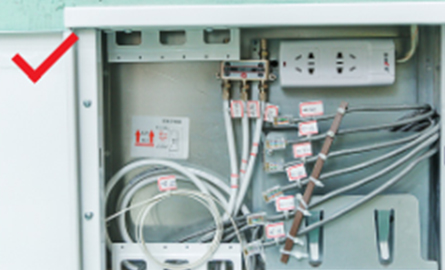 弱電箱穿管無(wú)護(hù)口、箱內(nèi)接線凌亂