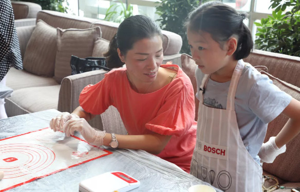 客戶，現(xiàn)場做做月餅圖