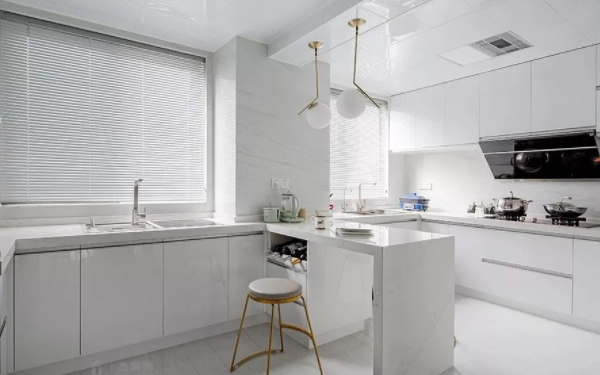 石英石操作臺(tái)面的廚房