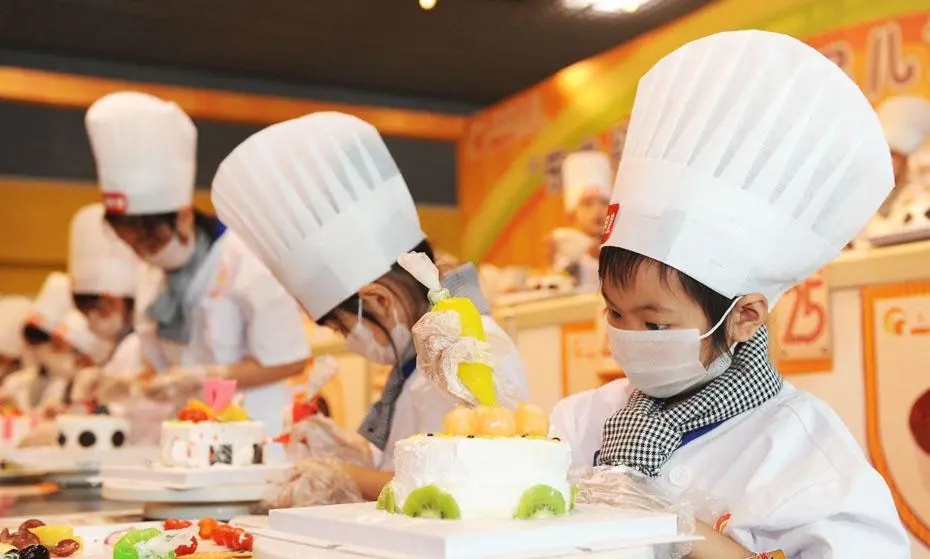 杭州裝修銘品裝飾邀請(qǐng)客戶來包粽子