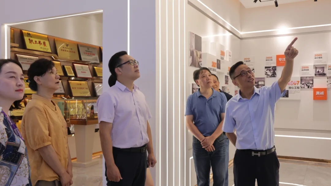 實地走訪銘品展廳，調(diào)研企業(yè)