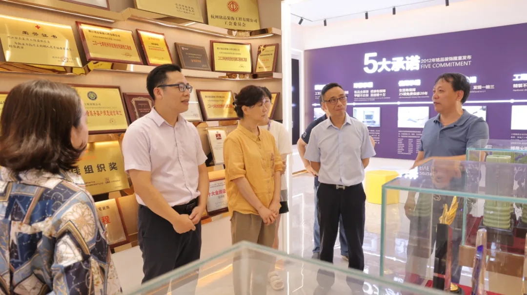 實地走訪銘品展廳，調(diào)研企業(yè)