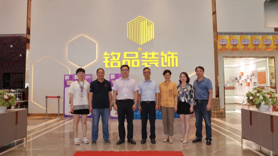 市總工會建設(shè)工會領(lǐng)導(dǎo)與銘品裝飾董事長張一良、管理中心總經(jīng)理牛瑜璇、工會主席田軍合影留念