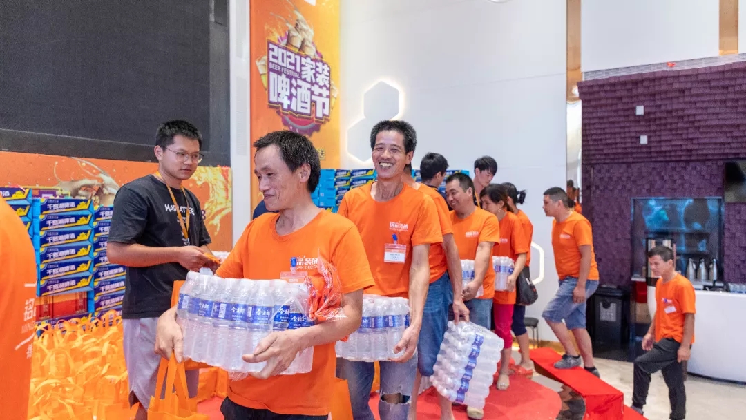 　在場(chǎng)的工人一箱啤酒一箱水，溫度再高也有“清涼”相伴