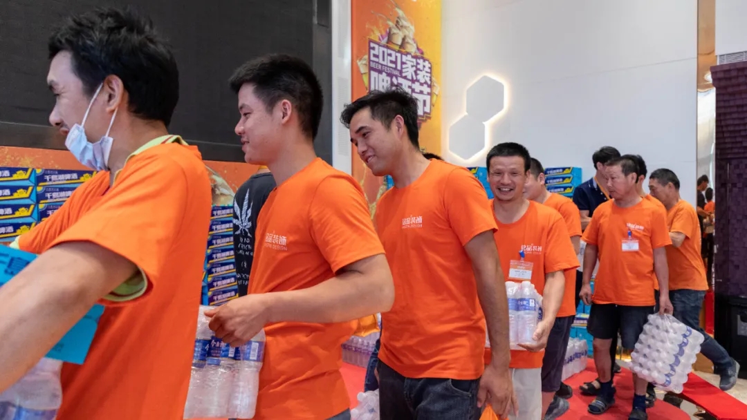 在場(chǎng)的工人一箱啤酒一箱水，溫度再高也有“清涼”相伴