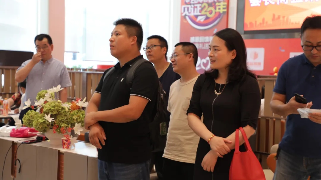 千島湖商會建筑裝飾協(xié)會分會會長何金娟（右二）、秘書長程忠華（左二）