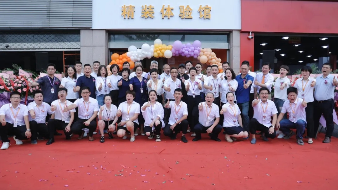 到場全體領(lǐng)導(dǎo)、嘉賓與建德分公司全員合影