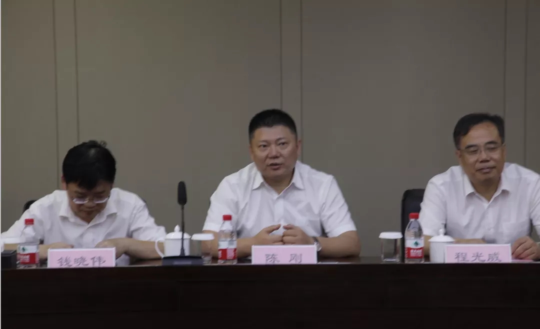 杭州聯(lián)通公司黨委委員、副總經(jīng)理陳剛先生（中）