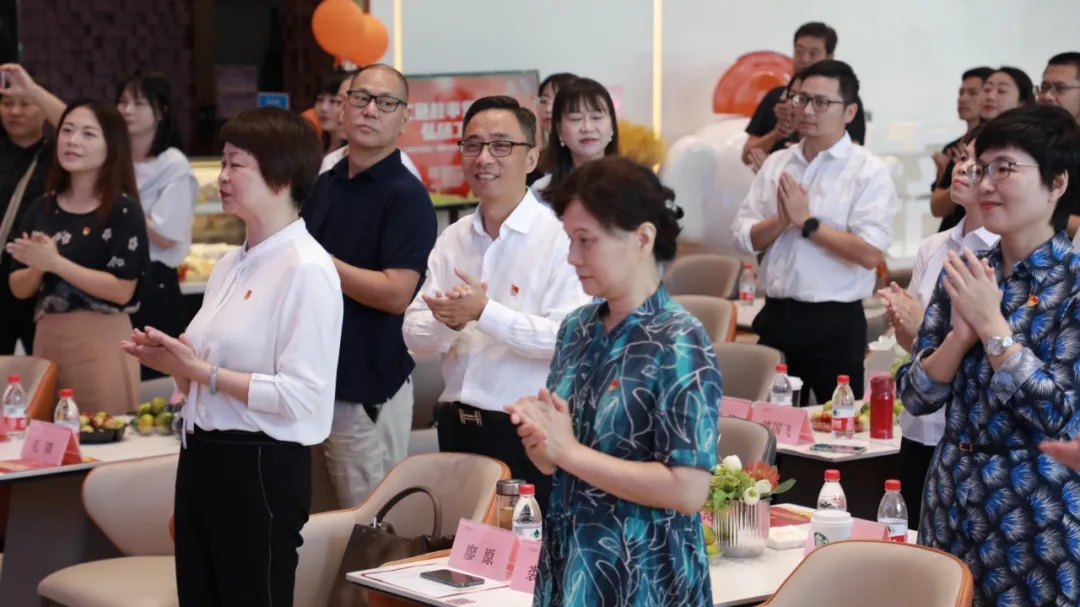 領(lǐng)導(dǎo)、行業(yè)來賓共唱《愛我中華》