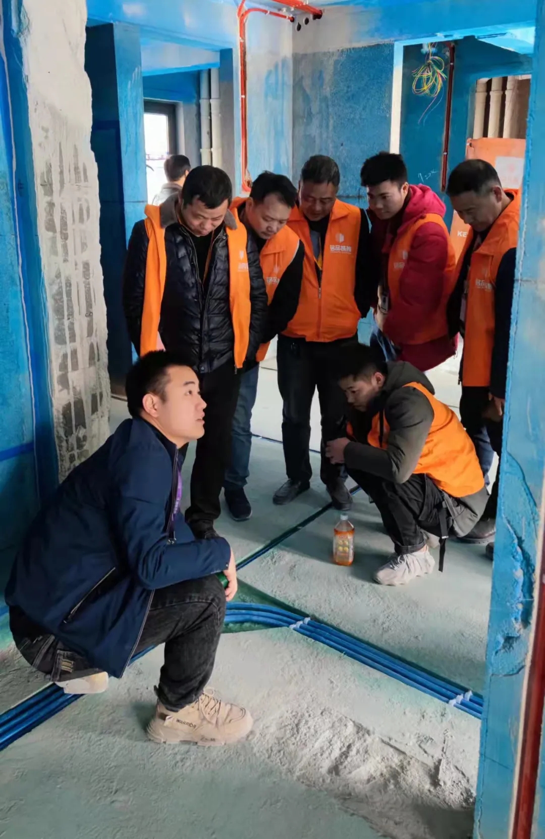 王經(jīng)理檢查水電隱蔽工程，講解銘品大弧彎工藝