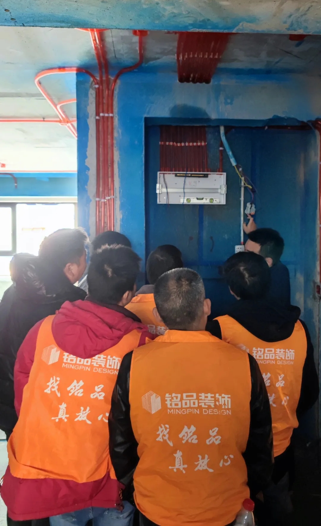 王經(jīng)理檢查配電箱并講解安全用電知識(shí)。