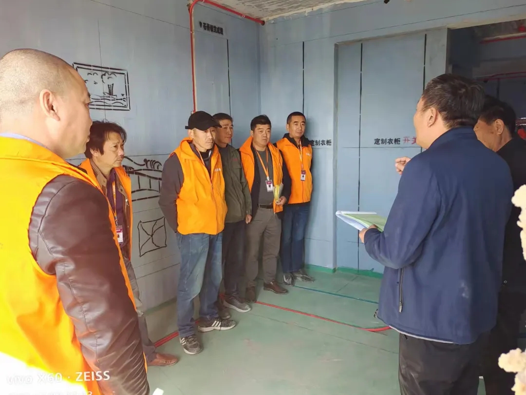 應(yīng)經(jīng)理檢查電箱電路，并現(xiàn)場(chǎng)講解工藝規(guī)范