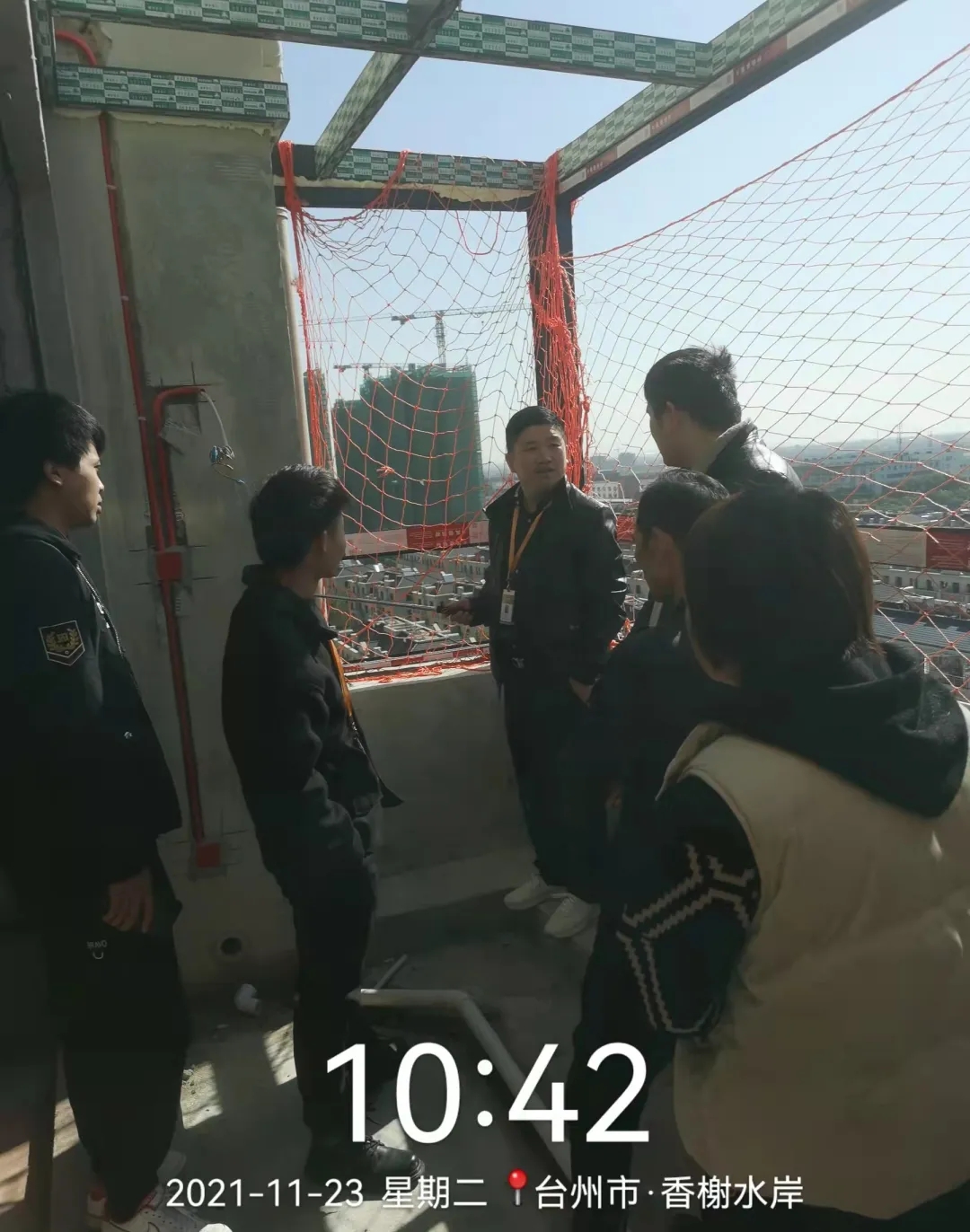 付總在檢查時(shí)重點(diǎn)檢查了安全方面，強(qiáng)調(diào)安全施工是第一要?jiǎng)?wù)