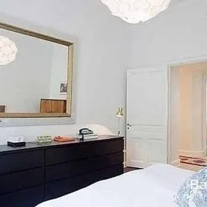 鏡子正對(duì)床鋪