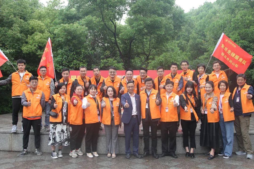 銘品黨員先鋒隊參與公益服務(wù)合影