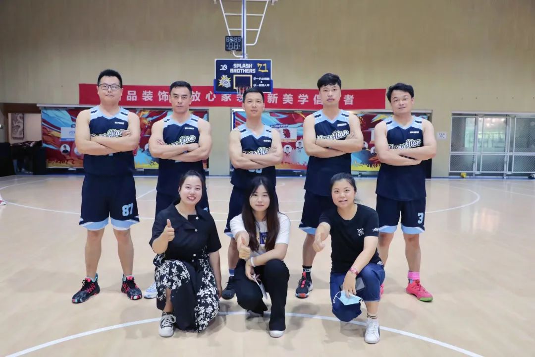 杭州裝修公司銘品裝飾選手們賽后合影 暢享勝利時刻