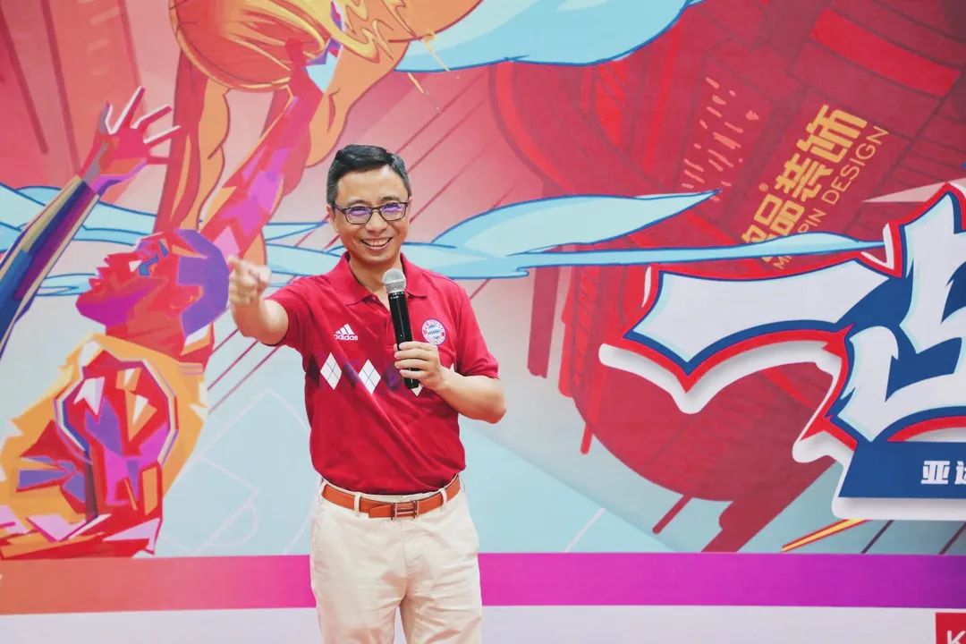 銘品裝飾董事長上臺發(fā)言