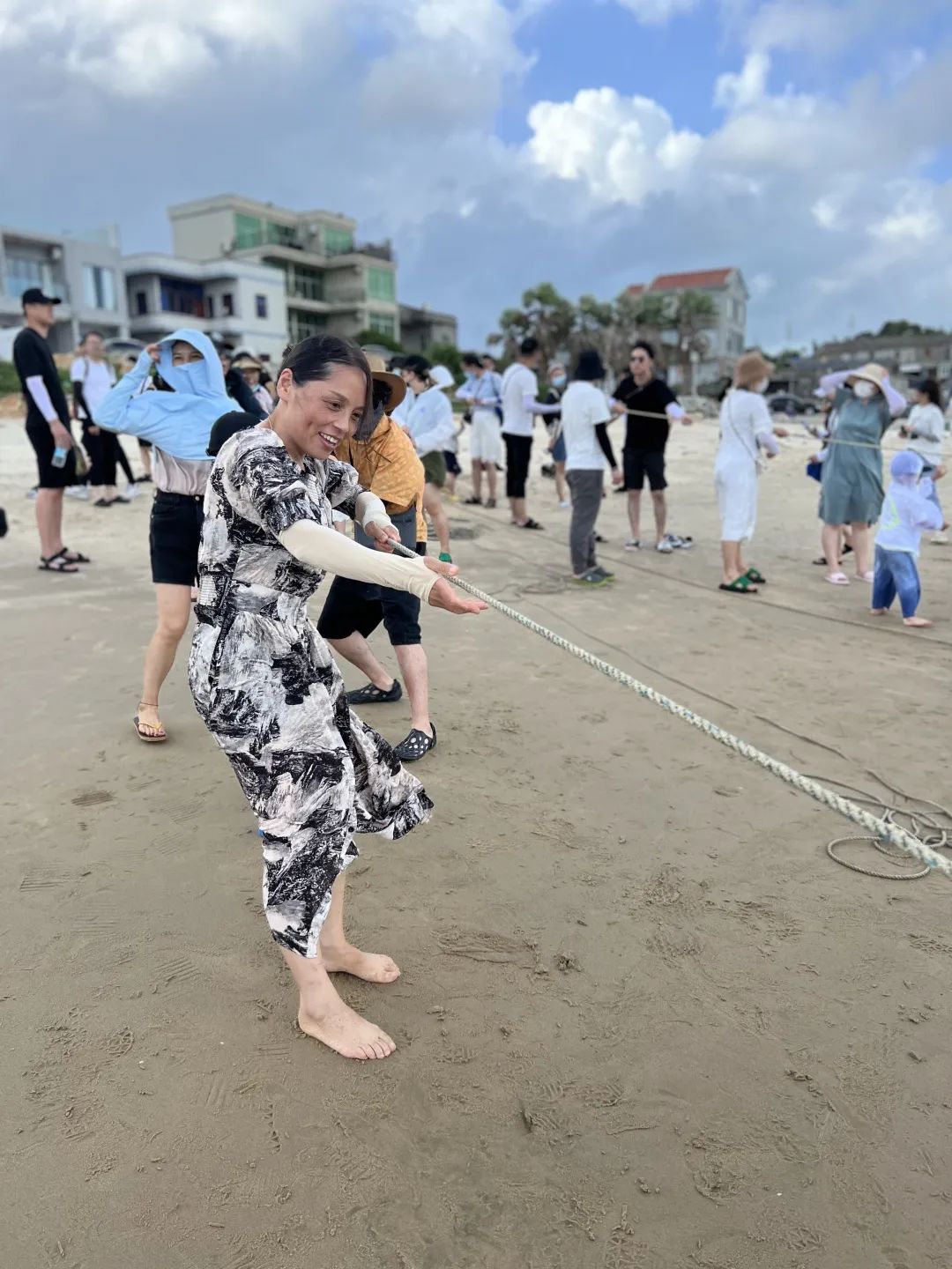 熱愛生活，熱愛拼搏的銘品家人們，旅途中也少不了比賽，一場新鮮好玩的海邊拔河就此展開。