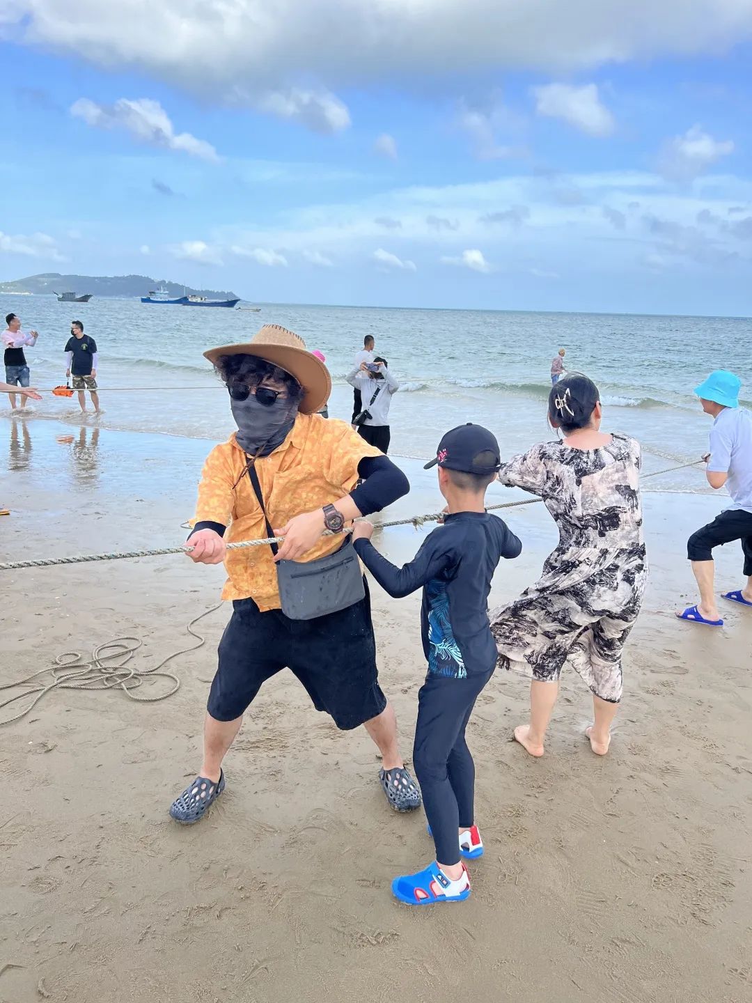 熱愛生活，熱愛拼搏的銘品家人們，旅途中也少不了比賽，一場新鮮好玩的海邊拔河就此展開。