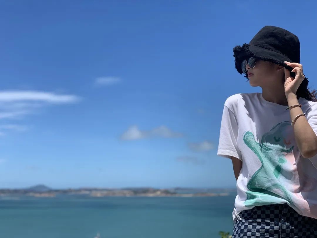 在福州的海岸上，拍下美麗的自拍，每一幀都值得留念。