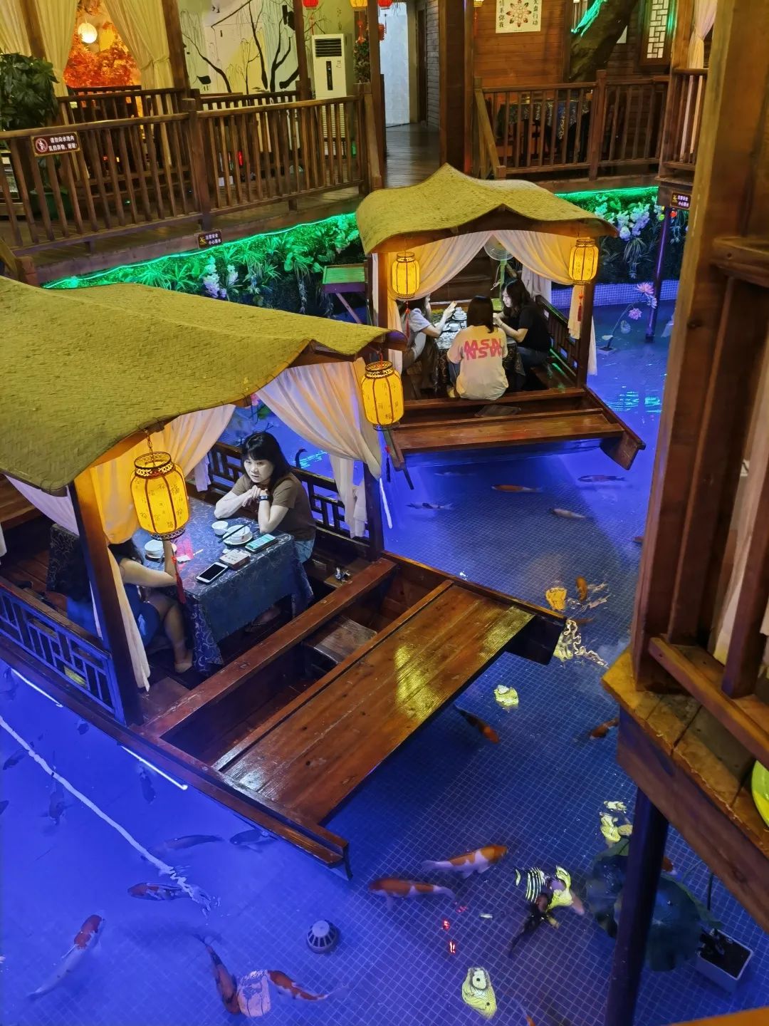 興之所至，在晚間，銘品家人們趁興坐起了游船。