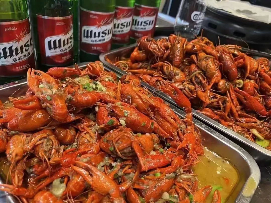 經(jīng)歷了旅途的勞累，當然要第一時間品嘗一下當?shù)氐拿朗?，小龍蝦、當季海鮮、風味小炒……唯美食不可辜負！