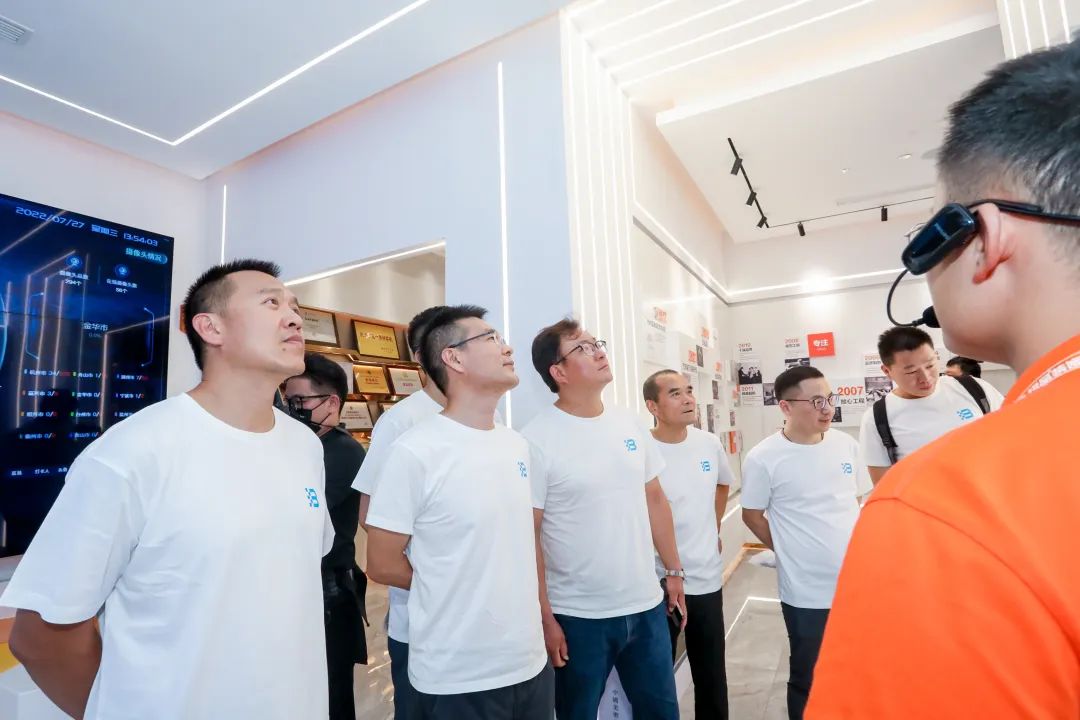 銘品裝飾迎來了一群特別的客人——長江商學院EMBA38期3班的學員與老師