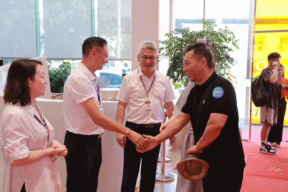 三十余位專家老師到訪銘品總部，參觀各大展廳