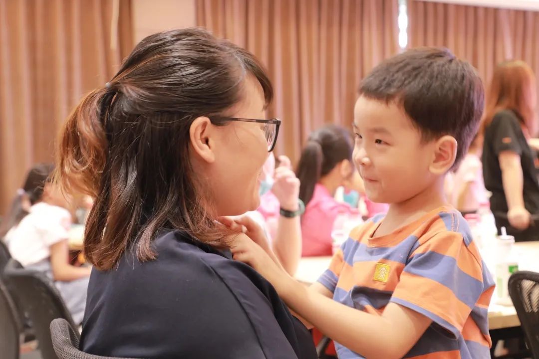 孩子與父母擁抱的瞬間，永遠(yuǎn)是動(dòng)人且溫暖的