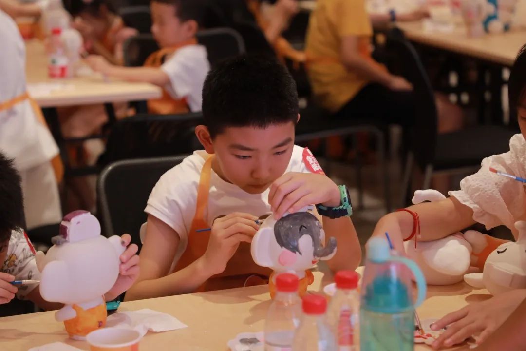 在銘品小課堂上，孩子們積極踴躍，學(xué)習(xí)成長