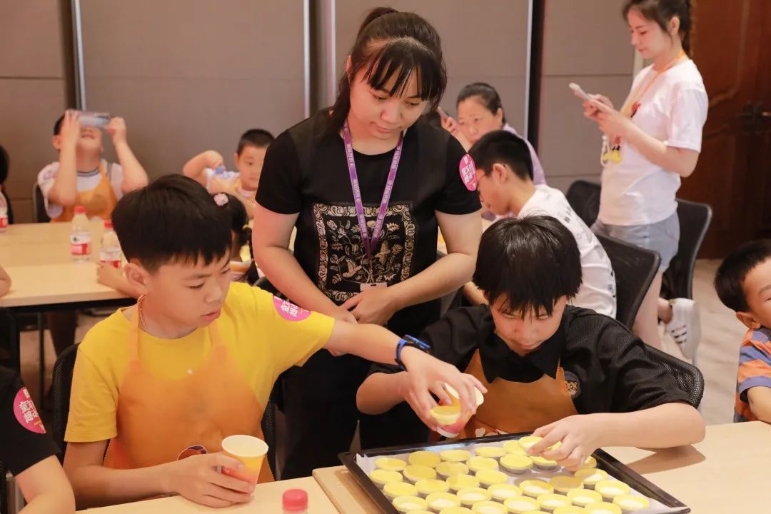 在銘品小課堂上，孩子們積極踴躍，學(xué)習(xí)成長