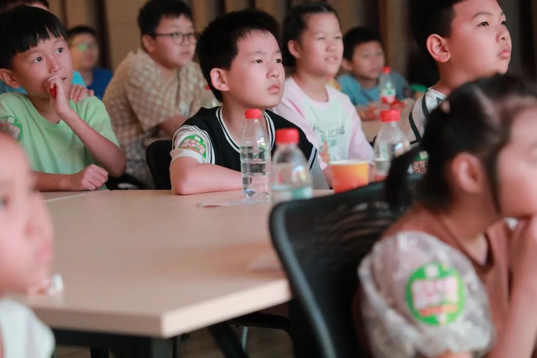 在銘品小課堂上，孩子們積極踴躍，學(xué)習(xí)成長