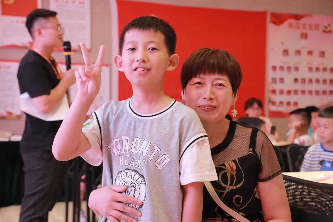 來父母的工作單位參觀，先給自己比個(gè)耶！