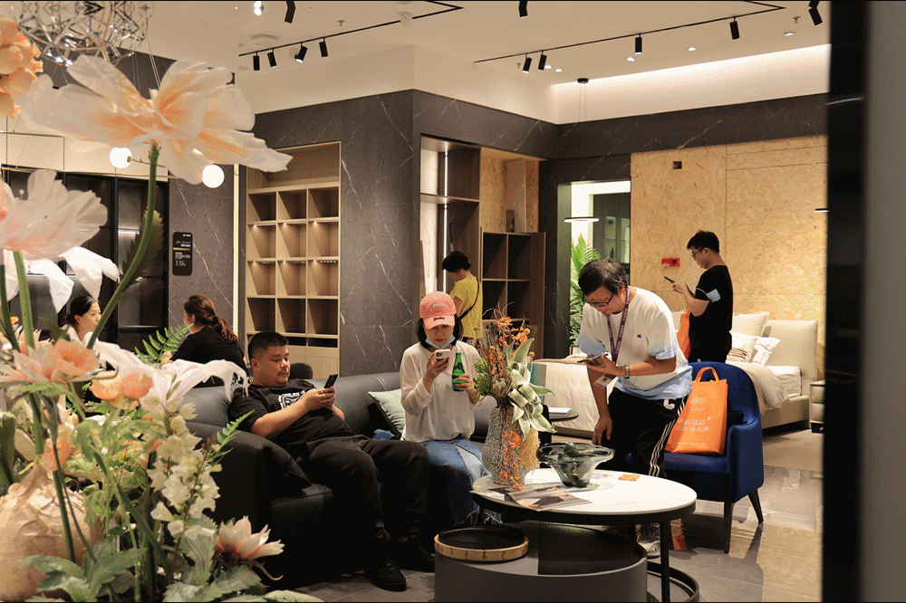 品牌設(shè)計師貼心服務(wù)