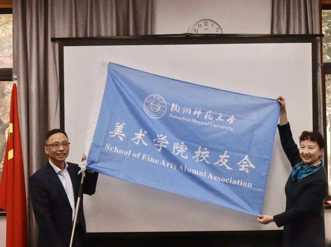 郭小娟書記授旗，張一良校友接旗